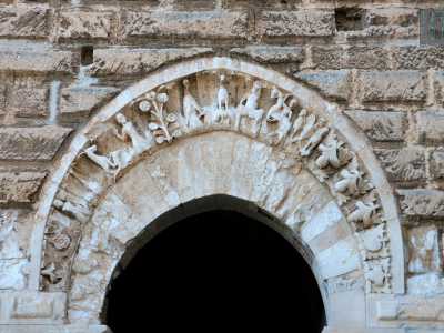 ...decorato con l�emblema reale dell�aquila circondata da animali, creature fantastiche, cavalieri, fiori e arbusti